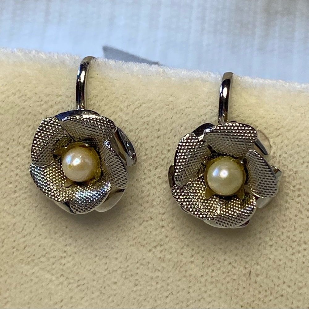 Vintage Textured Silver Tone Flower Screw Back Earrings with Faux Pearl Centre